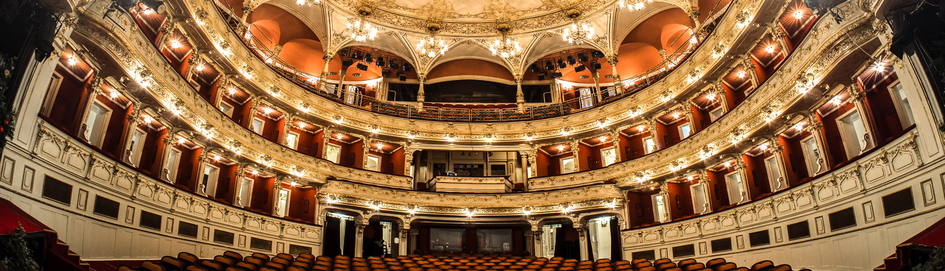 A Pécsi Nemzeti Színház belső képe a színpadról nézve a nézőteret látva